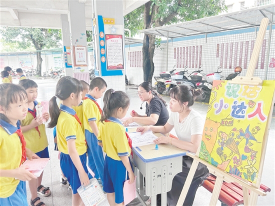 教師策劃“講話小達(dá)人”等活動(dòng)，讓學(xué)生在輕松愉快的氛圍中提升表達(dá)能力。