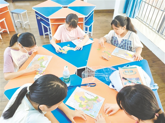 學(xué)生在拼中國(guó)地圖中，了解祖國(guó)的山川地貌、風(fēng)土物種、民族文化。