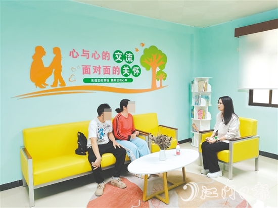 專家正在與親子家庭面對(duì)面溝通，了解親子關(guān)系實(shí)際情況。