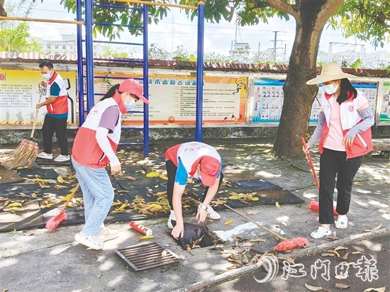 黨員教師們打掃衛(wèi)生死角。