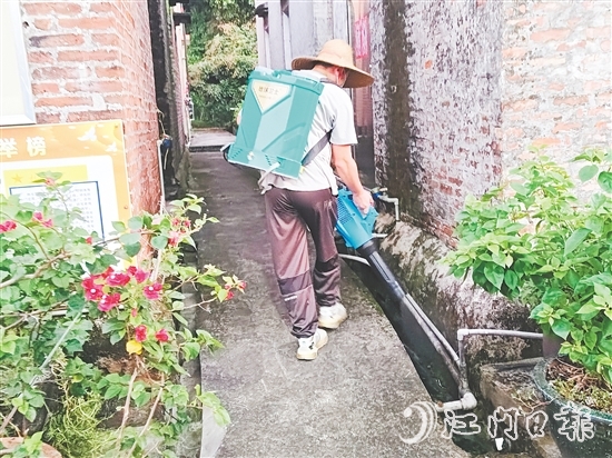 三江鎮(zhèn)應急消殺隊對蚊蟲易孳生場所進行全面消殺。