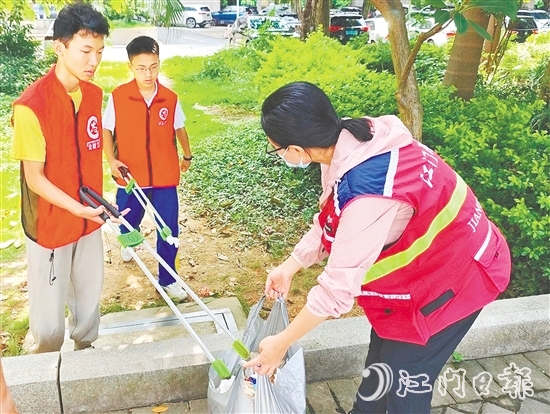 圭峰會城凝聚社會各方力量，參與人居環(huán)境集中整治攻堅行動，共建美麗家園。