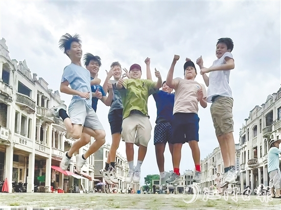 華裔青少年在端芬鎮(zhèn)梅家大院開心地合影留念。