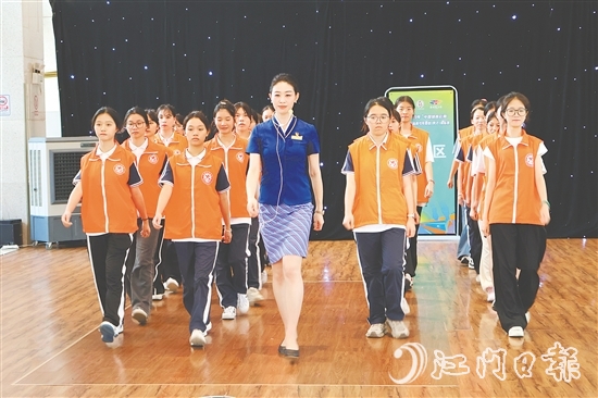 為確保服務質量，全體志愿者參與崗前培訓，涵蓋排球賽事通識、基本禮儀、崗位操作規(guī)范及場地動線熟悉。