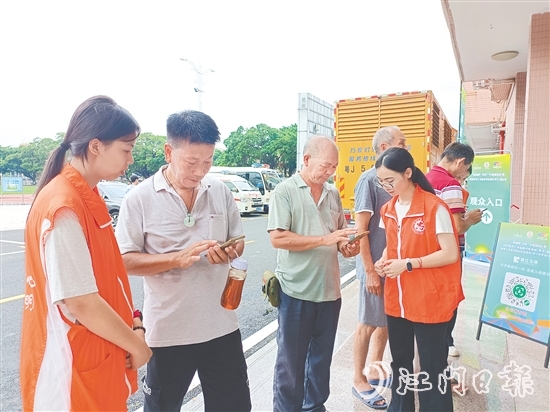 志愿者在賽場入口引導觀眾入場，耐心解答疑問。