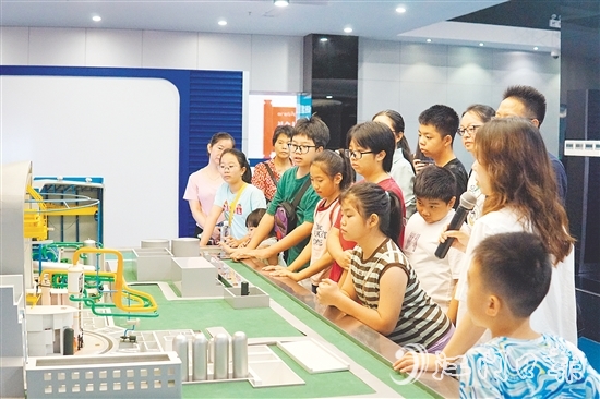 在核電科普展廳，核電站模型、互動(dòng)裝置和圖文展板吸引了大家的目光。