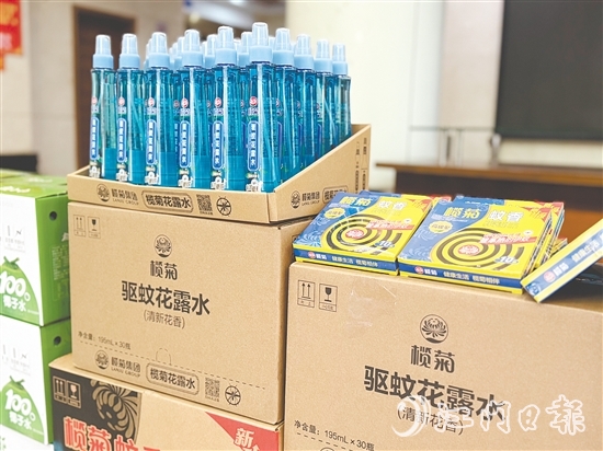 臺山市總工會為堅(jiān)守崗位的職工送去防蚊防暑物資。