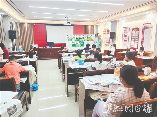 公益學(xué)堂為孩子們開設(shè)繪畫課程。