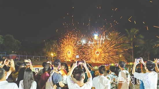 下川島夏季嘉年華以“美食+娛樂(lè)+文化”為核心，每周三、五、六、日推出不同主題的活動(dòng)。