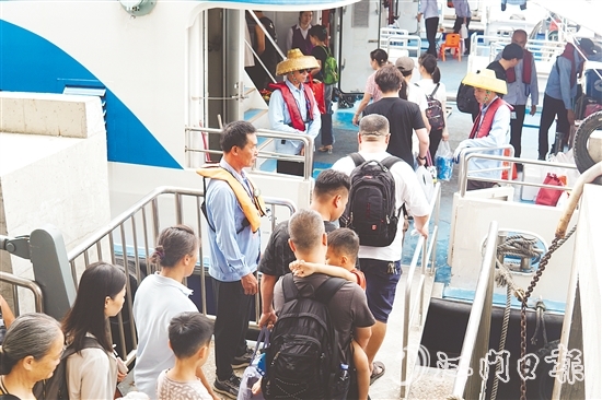 川島鎮(zhèn)提前部署，從交通調(diào)度、服務(wù)提升、安全監(jiān)管等多方面發(fā)力，讓游客從登島到離島的全過(guò)程都能感受到便利與安心。