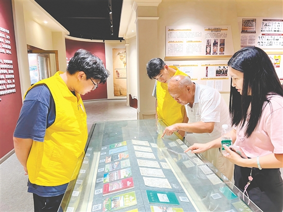 實(shí)踐隊(duì)隊(duì)員參觀沙堆鎮(zhèn)華僑文化展覽館。