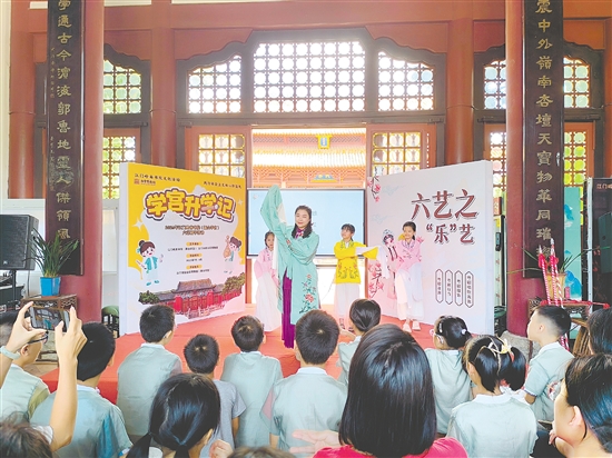 專業(yè)老師現(xiàn)場(chǎng)演示粵劇的水袖輕揚(yáng)、花槍翻飛。