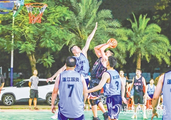 球員們?cè)诨@球場(chǎng)上揮灑汗水。