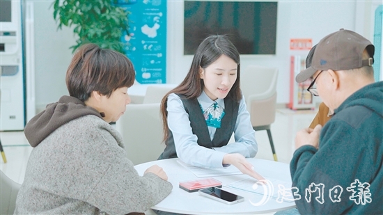 農(nóng)行工作人員為客戶提供服務(wù)。