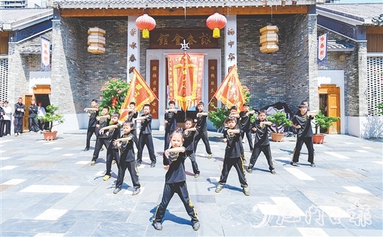 參演者一招一式如行云流水，生動(dòng)展現(xiàn)詠春拳的剛?cè)岵?jì)與靈活多變。