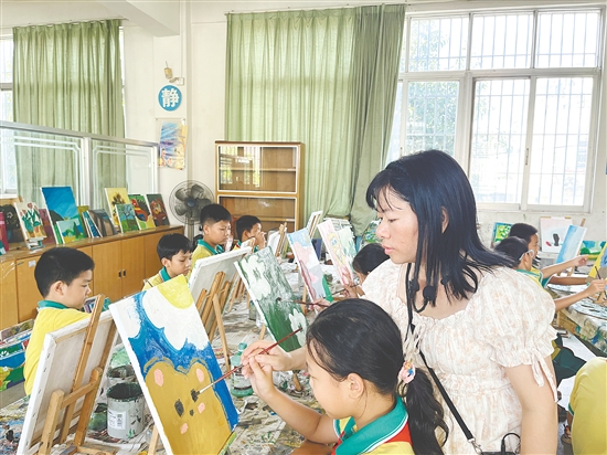 雅瑤鎮(zhèn)寶瑤小學(xué)結(jié)合本地“鐵夫文化”開設(shè)的油畫課程備受學(xué)生喜愛。