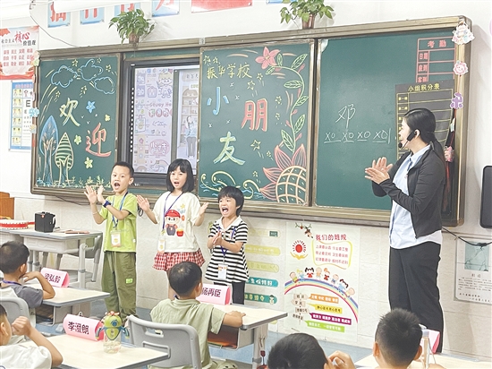 課堂上，教師通過簡單易懂的講解和互動(dòng)環(huán)節(jié)，幫助小朋友們快速融入小學(xué)校園生活。
