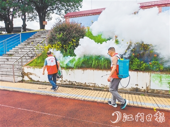 行動(dòng)中，志愿者分工協(xié)作，清理蚊蟲(chóng)孳生地，開(kāi)展消殺工作。