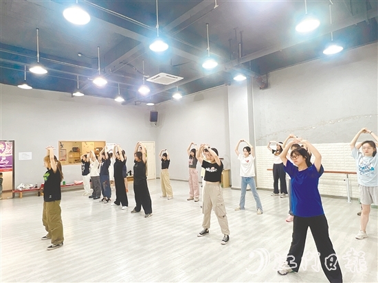 “文明（青年）夜?！弊屇贻p人下班后的時光變得充實(shí)又有趣。