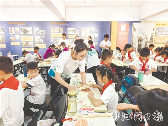 團(tuán)恩平市委攜手“青年大學(xué)生突擊隊(duì)”下鄉(xiāng)服務(wù)，組建充滿活力的“官方帶娃團(tuán)”，把“夏日課堂”開設(shè)到群眾最需要的地方。