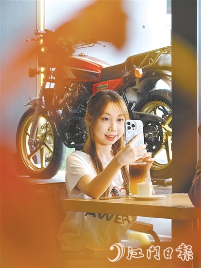 不少機(jī)車愛好者在“MORKE摩可咖啡”與經(jīng)典機(jī)車合影。