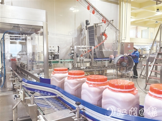 粵師傅公司將現(xiàn)代科技融入傳統(tǒng)工藝，不僅能保持產(chǎn)品的獨特風味，更能實現(xiàn)生產(chǎn)的標準化、規(guī)模化。