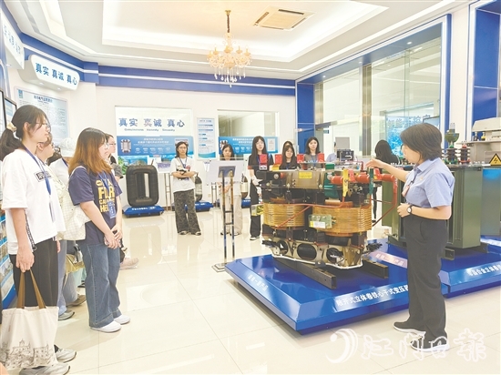 在海鴻電氣有限公司負(fù)責(zé)人的講解下，大學(xué)生對企業(yè)運營和管理有了更清晰的認(rèn)識。