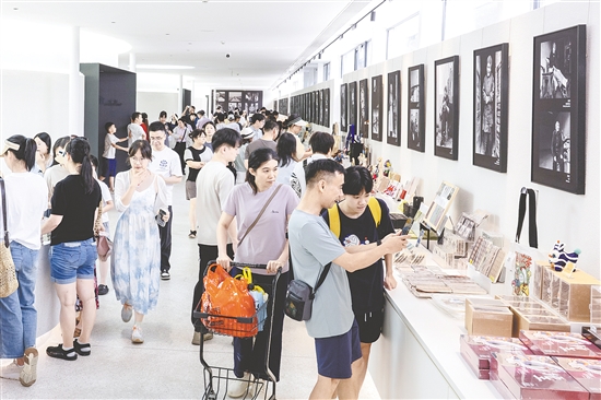 位于開平市塘口鎮(zhèn)的先鋒天下糧倉書店游人如織。