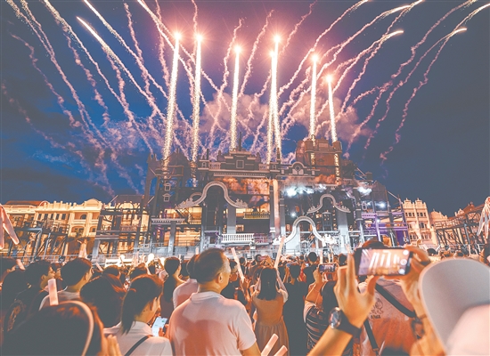 暑假期間，赤坎華僑古鎮(zhèn)推出夏日焰火音樂會，為游客帶來更豐富的游玩體驗。