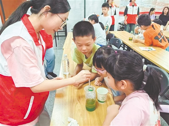 孩子們觀摩“密度的秘密”科學實驗。