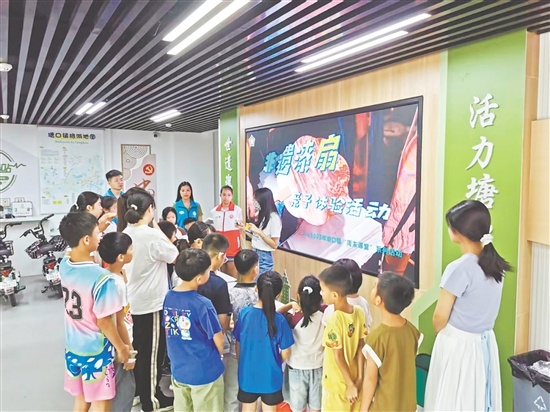 老師通過高清圖片與生動講解，帶領(lǐng)青少年了解漆扇制作工藝。