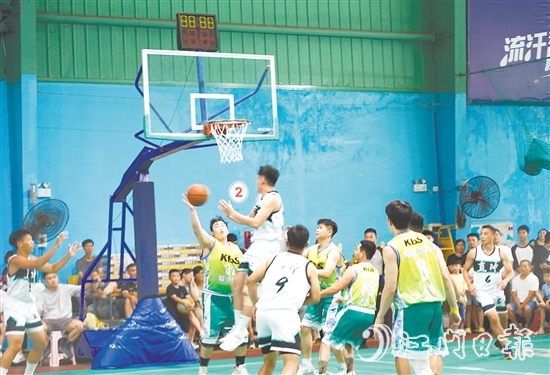 賽場上，球員們揮灑汗水、奮力拼搏。