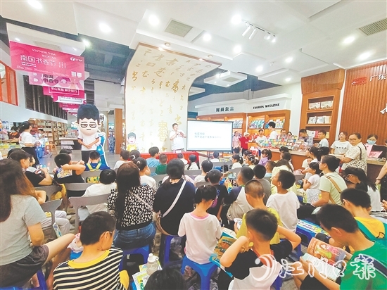 在新會新華書店舉辦的《開心錘錘趣味百科》名家分享會吸引大批讀者參加。