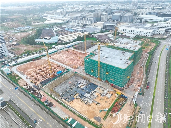 新能源動力電池智造園項(xiàng)目首批廠房封頂。