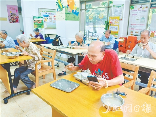 北門社區(qū)長者食堂是新會區(qū)首批建設(shè)的長者食堂之一，每天午餐時間有50多名長者用餐。