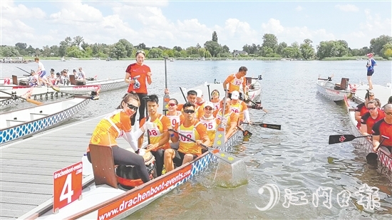 泓達(dá)堂帶著“陳皮+龍舟”這一獨(dú)特的文化IP，在多個國際賽場劈波斬浪。