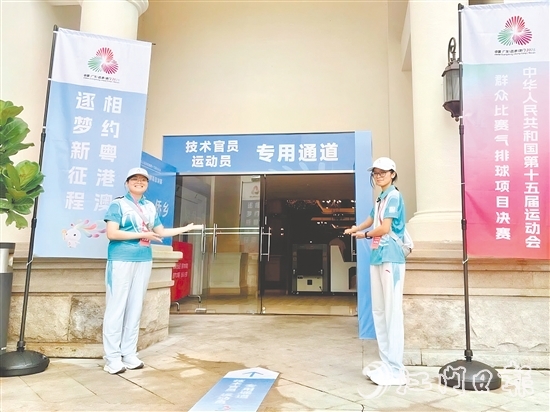 來(lái)自江門職業(yè)技術(shù)學(xué)院的約120名志愿者（小海豚）將以飽滿的熱情為賽事提供專業(yè)化的服務(wù)。