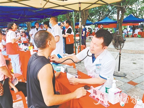 專家為市民提供專業(yè)暖心的健康服務，全天共惠及群眾800余人次。