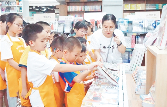 孩子們沉浸式體驗圖書管理員的日常工作。