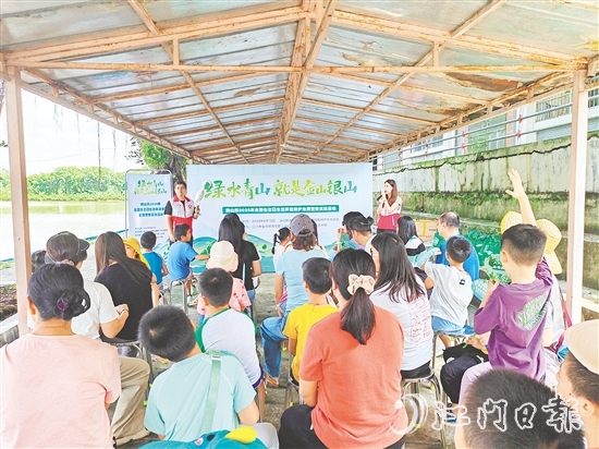 志愿者向親子家庭講解鳥類相關知識。