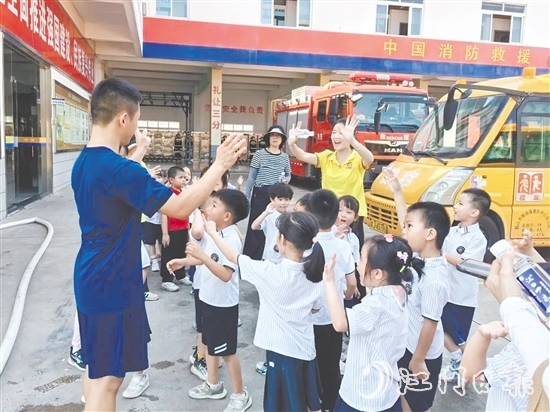 鶴山市沙坪消防救援站變身“安全學(xué)堂”。