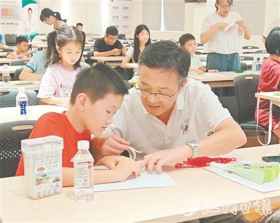 親子家庭在沙坪街道雁山社區(qū)黨群服務中心參加閱讀活動。