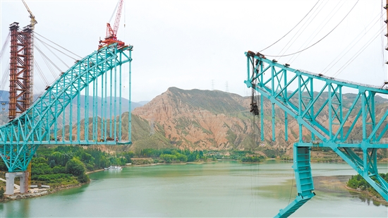 這是8月22日拍攝的川青鐵路尖扎黃河特大橋事故救援現(xiàn)場。新華社發(fā)