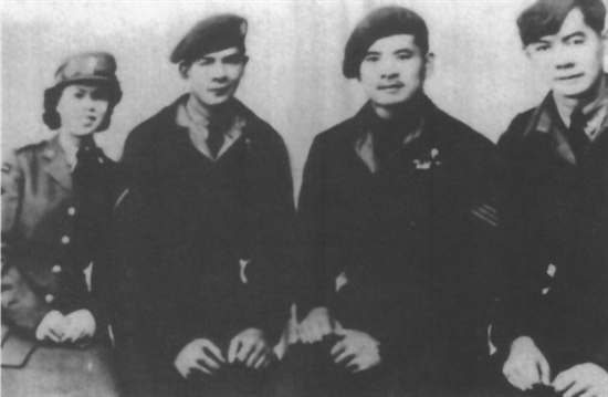 加拿大新會籍華僑高氏兄妹4人參軍并被錄用。