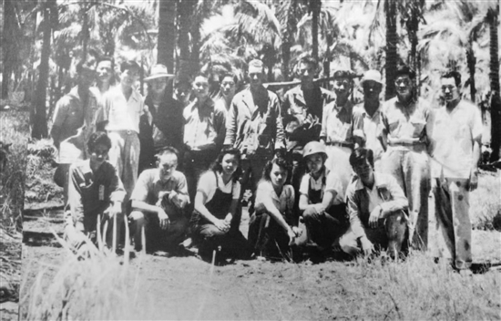 1945年4月30日，菲律賓華僑各界前線慰問團與美軍第十一空運師及“華支”戰(zhàn)士留影。