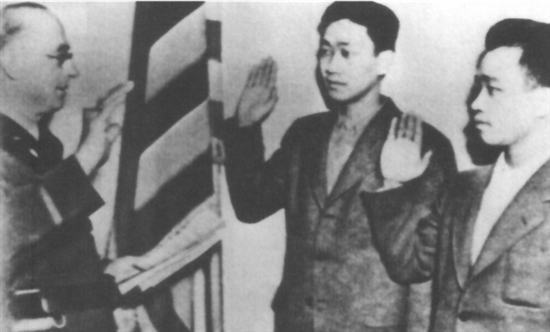 世界反法西斯戰(zhàn)爭期間，共有1.3萬多名華僑華人在美國陸軍服役，占當(dāng)時美國華僑華人總數(shù)的17%，圖為參軍時的宣誓儀式。