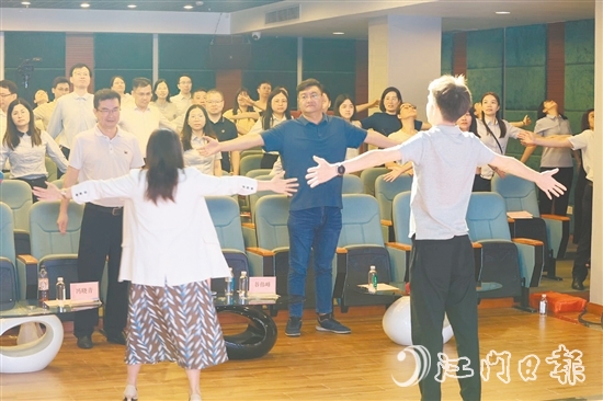 馮曉青邀請(qǐng)學(xué)員一起做解壓操。