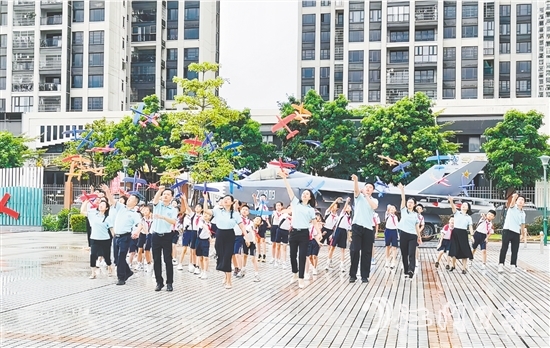 恩平市馮如小學(xué)舉辦齊放紙飛機(jī)活動(dòng)，深切緬懷馮如。