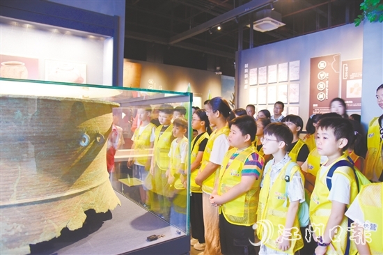 僑童們在恩平市博物館了解恩平悠久厚重的歷史文化。