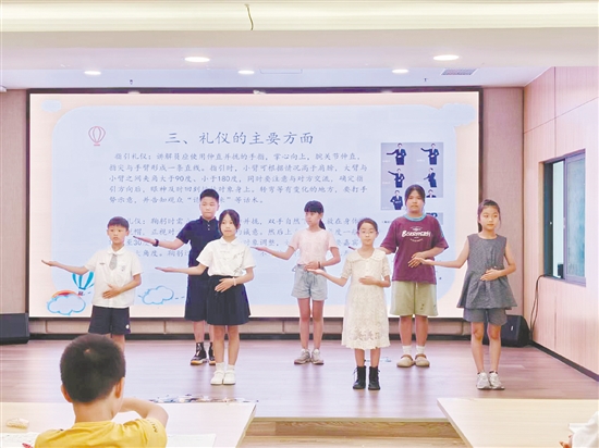 少年文物講解員接受禮儀培訓(xùn)。